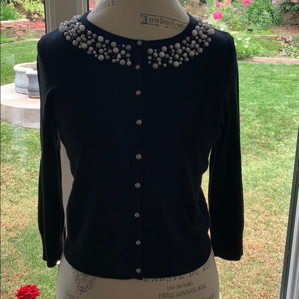Black mid arm length sweater.